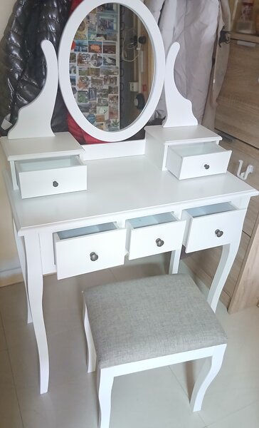 Vand masuta de make-up din lemn alb  eleganta cu scaunel tapitat.
