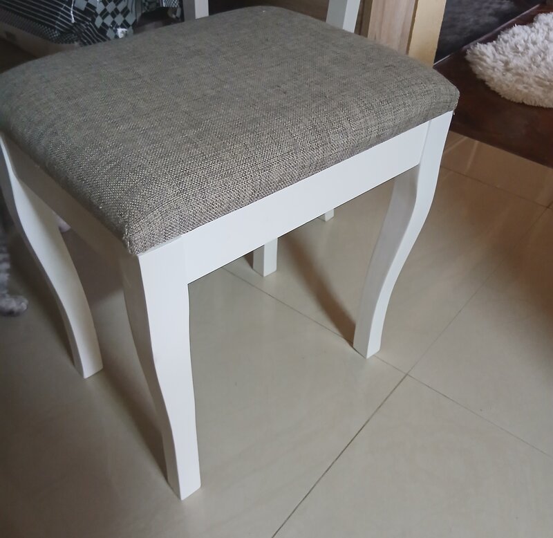 Vand masuta de make-up din lemn alb  eleganta cu scaunel tapitat.