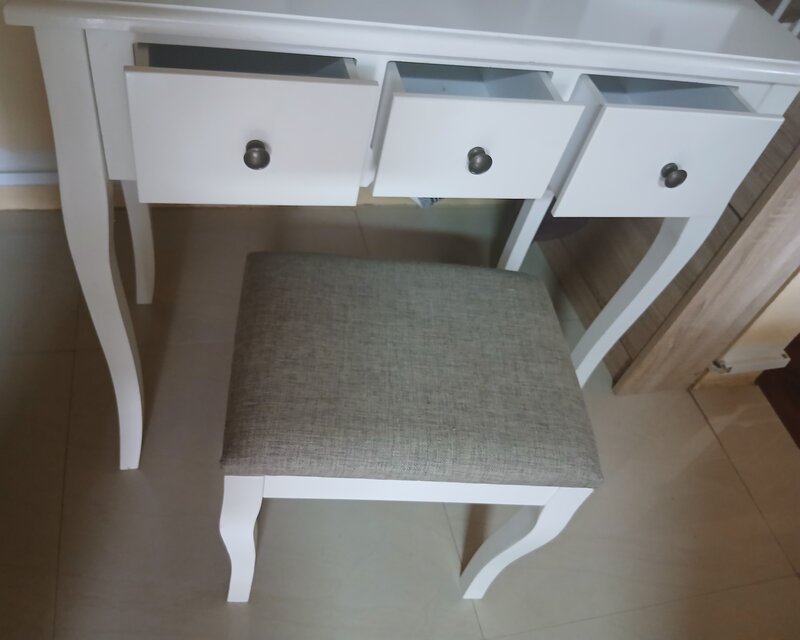 Vand masuta de make-up din lemn alb  eleganta cu scaunel tapitat.
