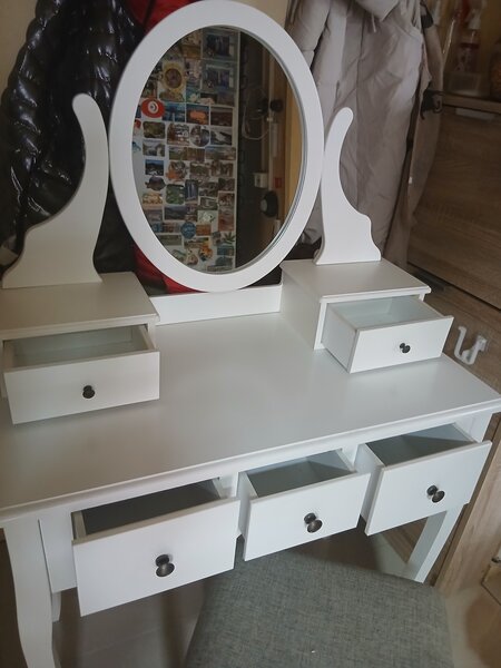 Vand masuta de make-up din lemn alb  eleganta cu scaunel tapitat.