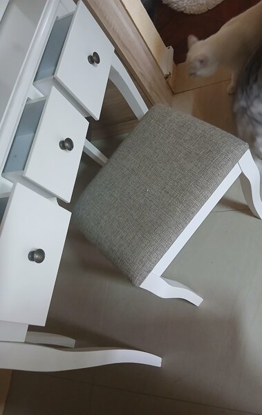 Vand masuta de make-up din lemn alb  eleganta cu scaunel tapitat.